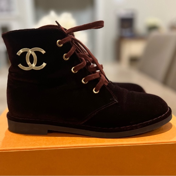 Authentic Chanel Interlocking CC Logo Velvet Lace-Up Boots in Burgundy. Size 7 - Picture 7 of 8